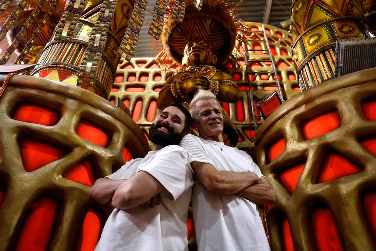 Tânia Rêgo/Agência Brasil Rio de Janeiro (RJ), 31/01/2025 - Lucas Milato e Alexandre Louzada, carnavalescos da Unidos de Padre Miguel, no barracão da escola, na Cidade do Samba, zona portuária. Foto: Tânia Rêgo/Agência Brasil
