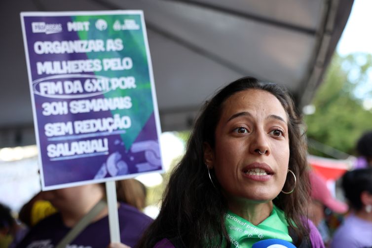 José Cruz/Agência Brasil Brasília (DF), 08/03/2025 - Luiza Eineck participa da Marcha no 8 de março, Dia Internacional da Mulher. Foto: José Cruz/Agência Brasil