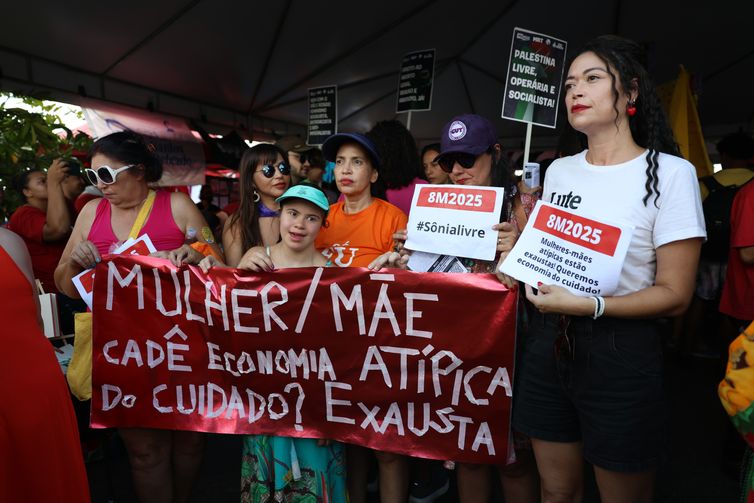José Cruz/Agência Brasil Brasília (DF), 08/03/2025 - Pessoas participam da Marcha no 8 de março, Dia Internacional da Mulher. Foto: José Cruz/Agência Brasil