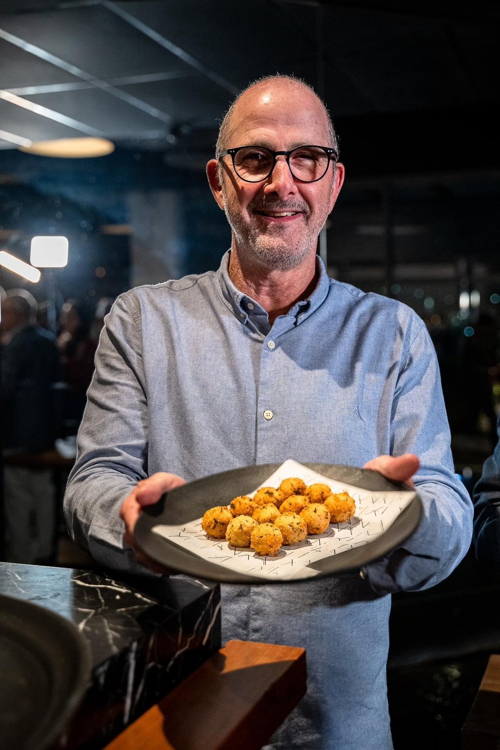 O fundador durante a experimentação dos bolinhos feitos com peixe desenvolvido por cultivo celular — Foto: Divulgação