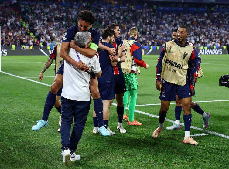 Soccer Football - Champions League - Final - Paris St Germain v Inter Milan - Allianz Arena, Munich, Germany - May 31, 2025  Paris St Germain's Khvicha Kvaratskhelia celebrates scoring their fourth goal with teammates REUTERS/Kai Pfaffenbach