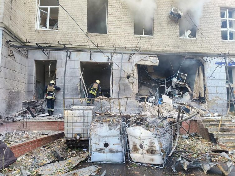 Hospital atingido por drone russo em Sumy, Ucrânia  28/09/2024  Serviço de Emergência da Ucrânia/Divulgação via Reuters