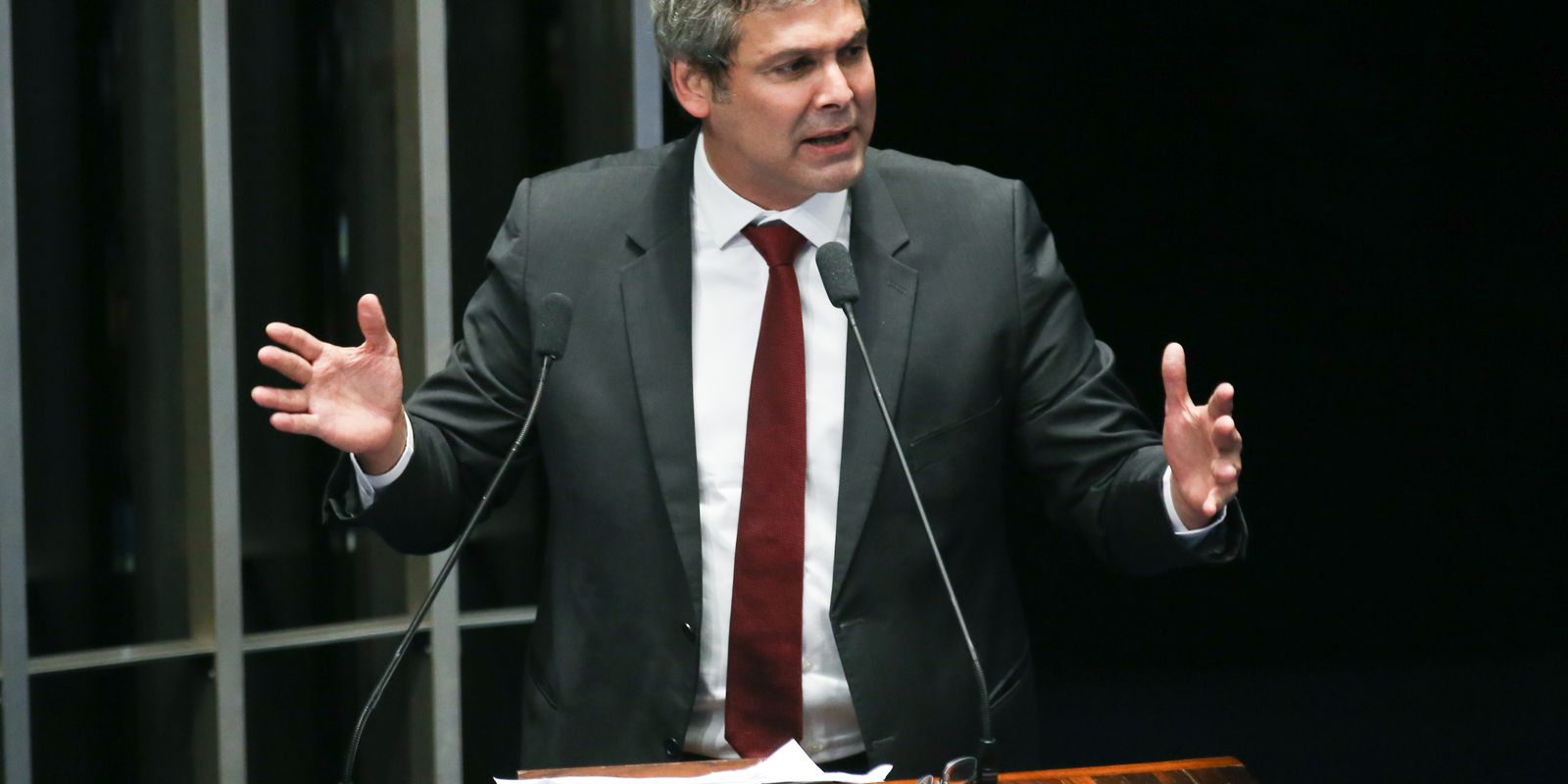 lider-do-pt-na-camara-diz-que-tarifas-de-trump-sao-ataque-a-democracia