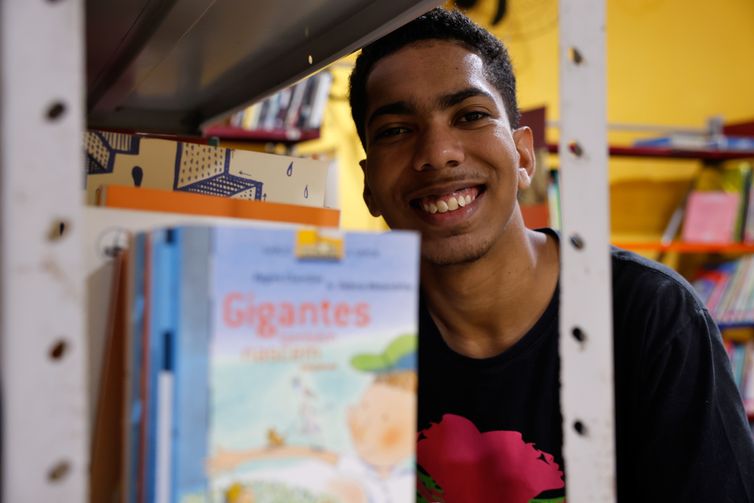 Tânia Rêgo/Agência Brasil Rio de Janeiro (RJ), 21/08/2025 - Jorge Arruda, estudante, frequentador da Biblioteca comunitária Atelier das Palavras, no morro da Mangueira, zona norte da cidade. Foto: Tânia Rêgo/Agência Brasil