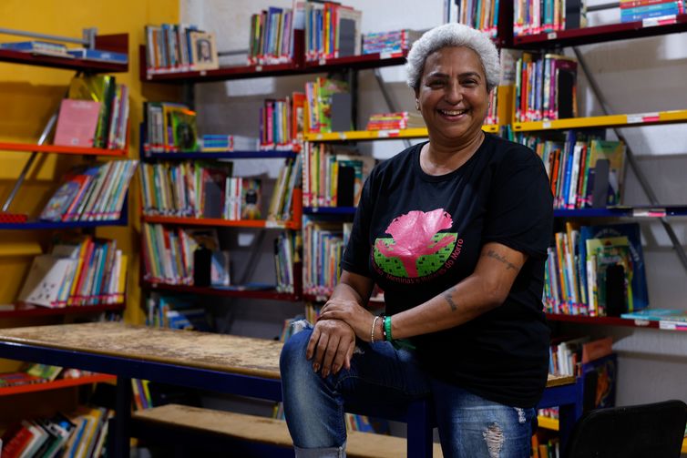 Tânia Rêgo/Agência Brasil Rio de Janeiro (RJ), 21/08/2025 - diretora da biblioteca comunitária Atelier das Palavras, no morro da Mangueira, zona norte da cidade. Foto: Tânia Rêgo/Agência Brasil
