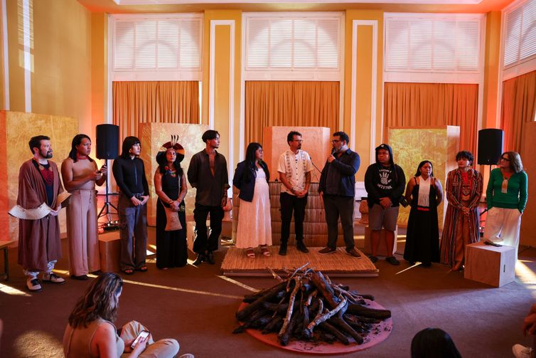 Tomaz Silva/Agência Brasil Petrópolis (RJ), 23/08/2025 – Artistas e curadores durante abertura da exposição Insurgências Indígenas – Arte, Memória e Resistência, no Sesc Quitandinha, em Petrópolis. Foto: Tomaz Silva/Agência Brasil