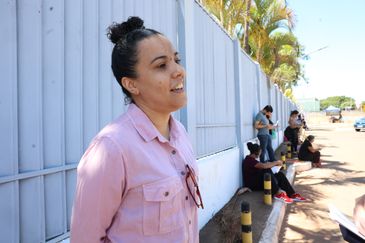  Brasília - 05/10/2025 -A ministra da Gestão e da Inovação em Serviços Públicos, Esther Dweck, durante visita ao campus da Asa Norte do Centro Universitário de Brasília (CEUB), onde 7.068 pessoas estão inscritas para realizar a prova do Concurso Público Nacional Unificado (CPNU). ( Lívia Blandina.).   Foto: Valter Campanato/Agência Brasil  