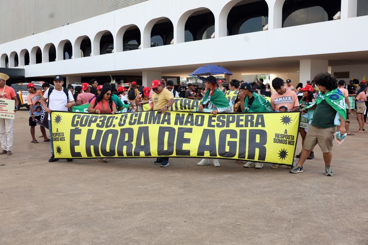 Brasília (DF), 13/10/2025 - Passeata indígena em defesa da demarcação de terras. Foto: Valter Campanato/Agência Brasil