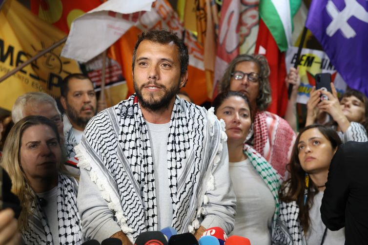 Rovena Rosa/Agência Brasil São Paulo (SP), 09/10/2025 - O ativista Thiago Ávila fala na chegada dos integrantes da delegação brasileira da Flotilha Global Sumud ao aeroporto internacional de Guarulhos. Foto: Rovena Rosa/Agência Brasil