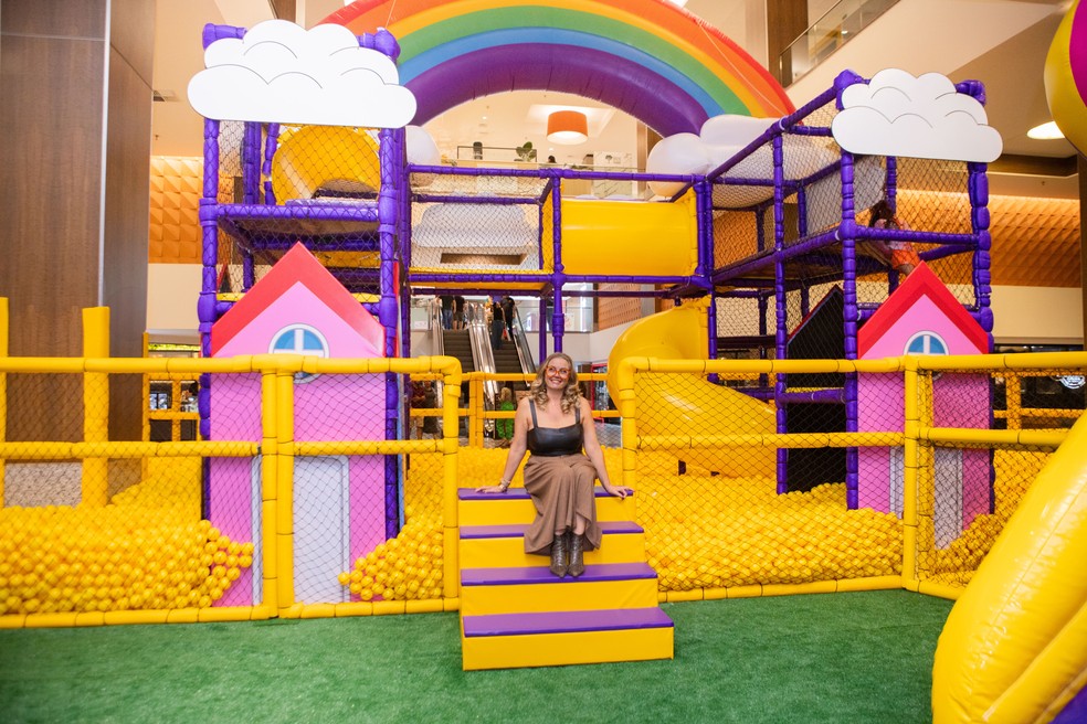 Andrea Biasotto, fundadora da BN Entretenimento, no cenário de um de seus parques infantis — Foto: Divulgação