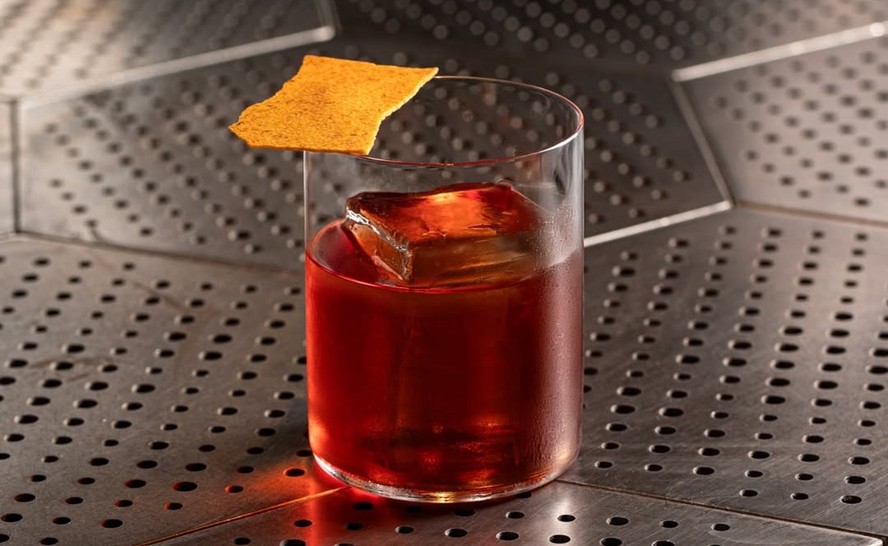 Localizado em Pinheiros, Tan Tan, bar reconhecido pela alta coquetelaria é comandado pelo chef Thiago Bañares