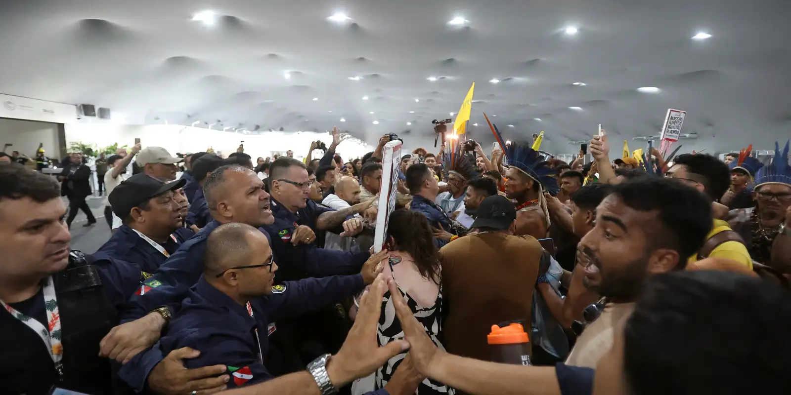 manifestantes-tentam-entrar-na-cop30-e-ha-confronto-com-seguranca