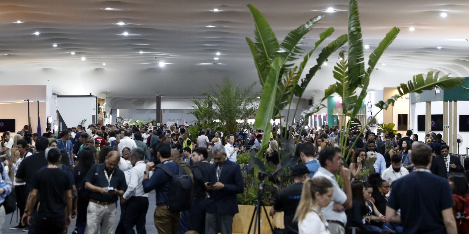 a-poucas-horas-do-fim-da-cop30,-negociacoes-prosseguem-em-belem