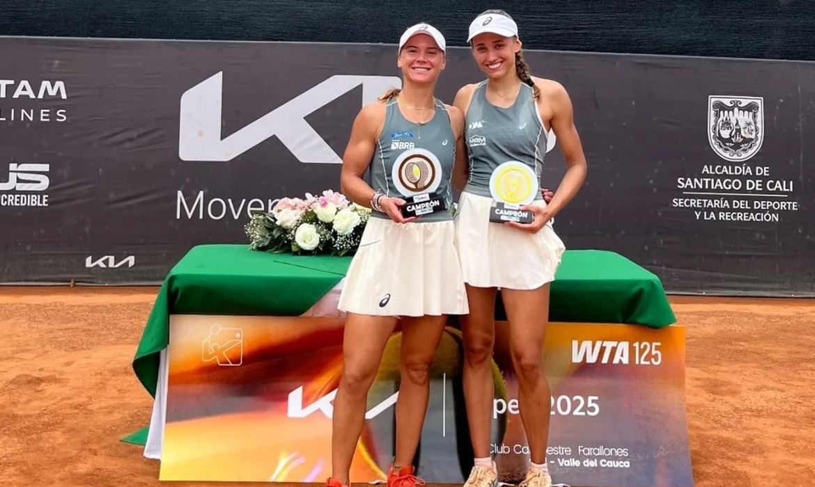 Kia Open/Divulgação Cali, 01/11/2025 - As brasileiras Laura Pigossi e Ana Candiotto são as campeãs de duplas do WTA 125. Foto: Kia Open/Divulgação