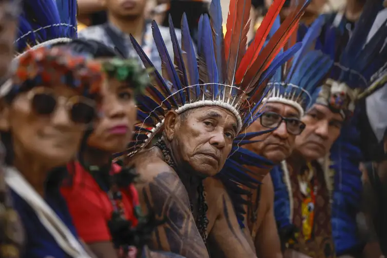 Belém (PA), 14/11/2025 - Indígenas Munduruku do Baixo Tapajós se reúnem com autoridades, entre elas o presidente da COP 30, André Corrêa do Lago, a ministra do Meio Ambiente, Marina Silva e a ministra  dos Povos Indígenas, Sonia Guajajaras, no auditório do Tribunal de Justiça de Belém.  Foto: Tânia Rêgo/Agência Brasil