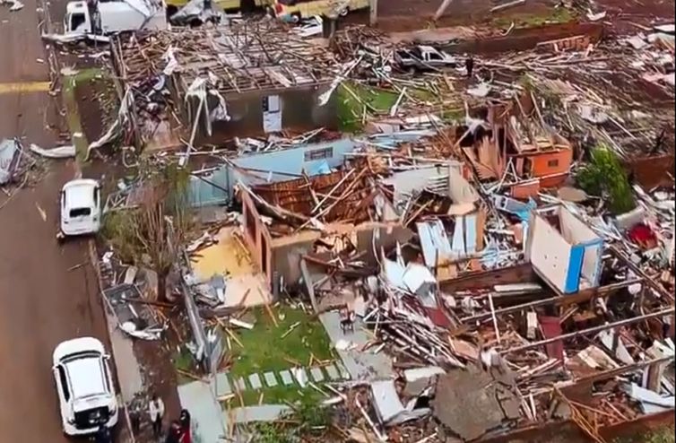 Reprodução vídeo Paraná 08/11/2025 - Ciclone extratropical causa destruição no Paraná; 60 mil casas estão sem energia. Foto reprodução vídeo.