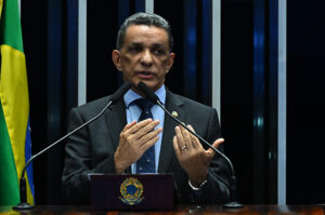 mecias-defende-anistia-e-pede-prisao-domiciliar-para-bolsonaro