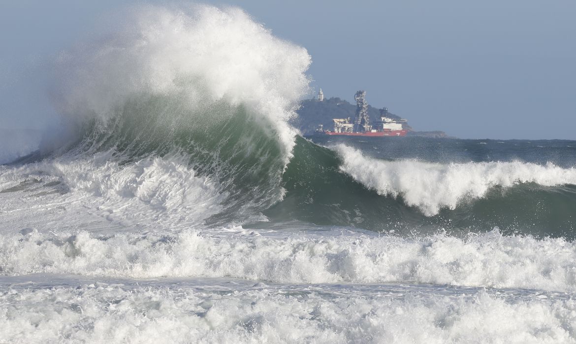 Fernando Frazão/Agência Brasil Rio de Janeiro (RJ), 30/07/2025 – Ressaca no mar traz ondas grandes à praia do Leme, provocadas pela passagem de um ciclone extratropical. Foto: Fernando Frazão/Agência Brasil