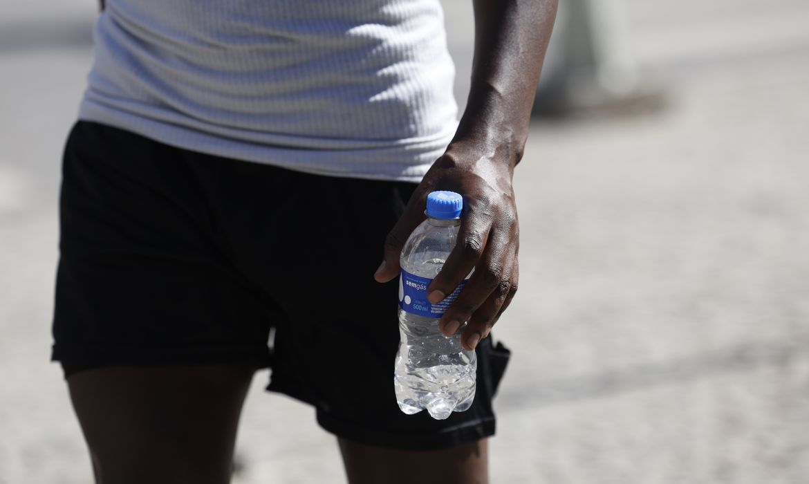 Fernando Frazão/Agência Brasil Rio de Janeiro (RJ), 26/12/2025 – Pessoas cuidam da hidratação em dia de calor no Rio de Janeiro. Foto: Fernando Frazão/Agência Brasil