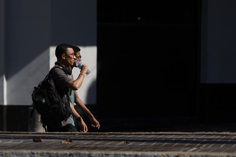 Fernando Frazão/Agência Brasil Rio de Janeiro (RJ), 26/12/2025 – Pessoas cuidam da hidratação em dia de calor no Rio de Janeiro. Foto: Fernando Frazão/Agência Brasil