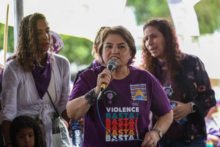 Brasília (DF), 07/12/2025 - As ministras da Igualdade Racial, Anielle Franco, das Mulheres, Márcia Lopes, e da Gestão, Esther Dweck, durante ato do Levante Mulheres Vivas, na área central de Brasília, para denunciar o feminicídio e todas as formas de violência contra mulheres. Foto: Marcelo Camargo/Agência Brasil