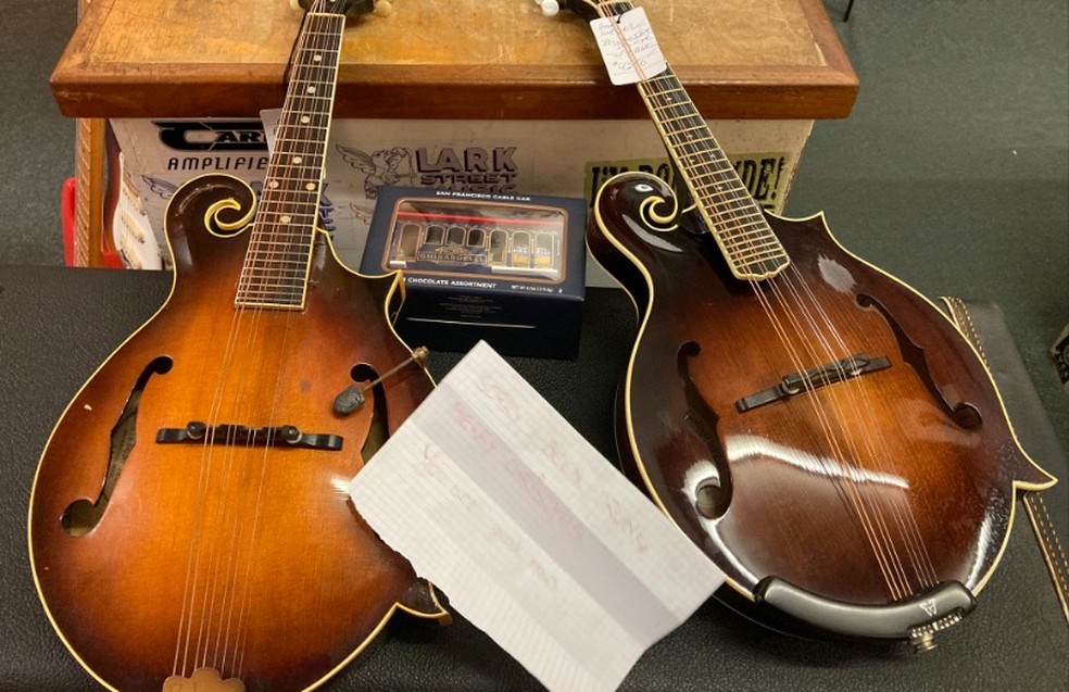 Bandolins furtados seriam o Gibson F-12 e um Weber Yellowstone — Foto: Reprodução/Facebook