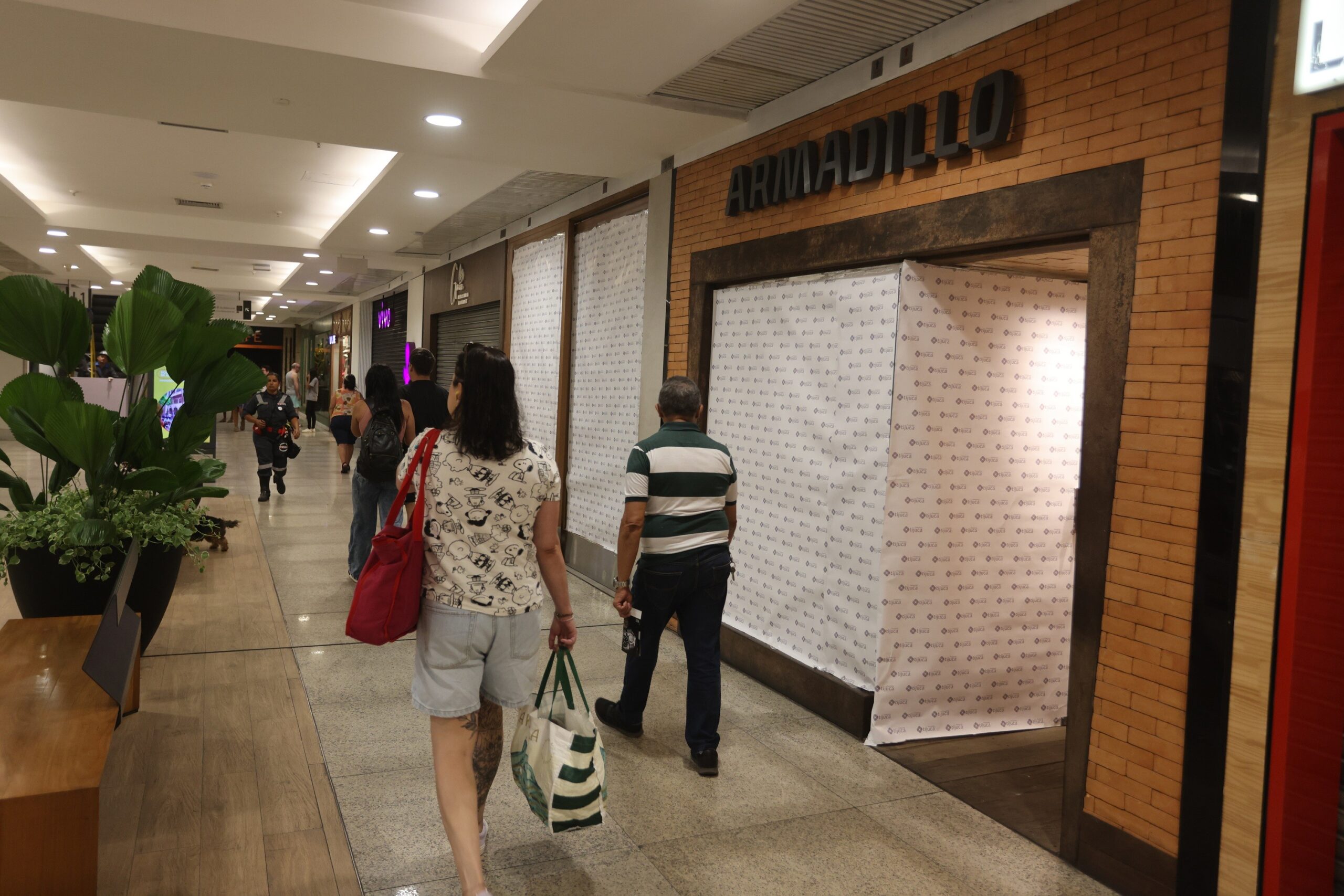 quase-um-mes-apos-incendio,-shopping-tijuca-ainda-tem-cheiro-forte-de-fumaca,-funcionarios-de-mascara-e-lojas-vazias