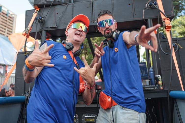 Joédson Alves/Agência Brasil Brasília (DF), 14/02/2026 - Carnaval de rua Bloco Aparelhinho no setor bancário sul, os Djs, Rodrigo Barat (e) e Rafael Ops (d). Foto: Joédson Alves/Agência Brasil