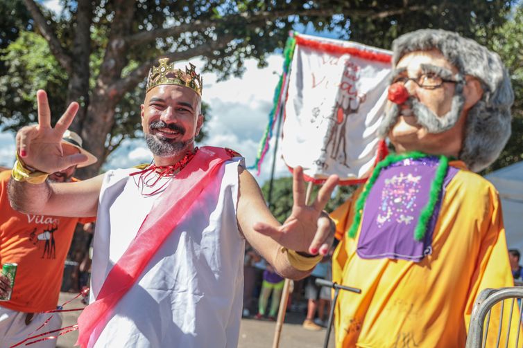 Joédson Alves/Agência Brasil Brasília (DF), 15/02/2026 - O produtor Thiago Faniz participa do carnaval de rua, bloco Charretinhas do Forró (celebra os ritmos no Norte), praça Zé Ramalho. na Vila Planalto. Foto: Joédson Alves/Agência Brasil