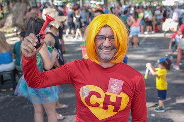 Brasília (DF), 15/02/2026 - Benedito Cruz Gomes fala com Agência Brasil durante carnaval de rua, bloco Galinho.  Foto: Joédson Alves/Agência Brasil