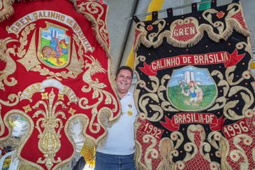 Brasília (DF), 15/02/2026 - Organizador do bloco, Sérgio Brasiel fala com Agência Brasil durante carnaval de rua, bloco Galinho.  Foto: Joédson Alves/Agência Brasil