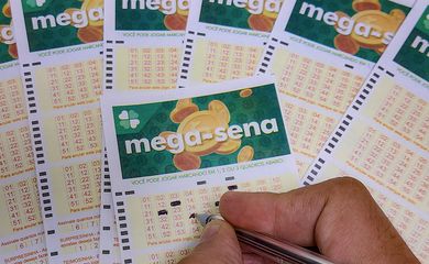 22/06/2023 - Brasília - Mega-Sena, concurso da  Mega-Sena, jogos da  Mega-Sena, loteria da  Mega-Sena. - Volantes da Mega Sena sendo preenchidos para apostas em casas lotéricas da Caixa. Foto: Rafa Neddermeyer/Agência Brasil/Arquivo