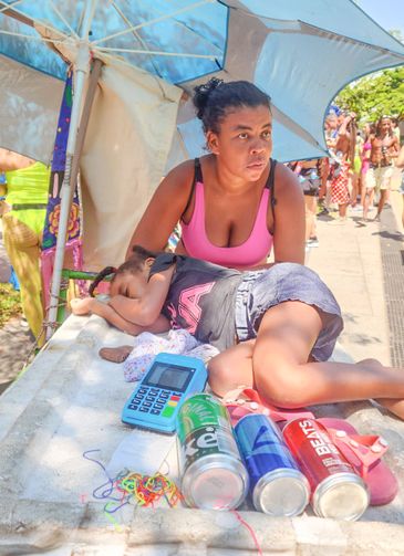 Movimento Elas por Elas Rio de Janeiro (RJ), 17/02/2026 – Ambulante Taís Epifânio, com a filha de 4 anos. Foto: Movimento Elas por Elas