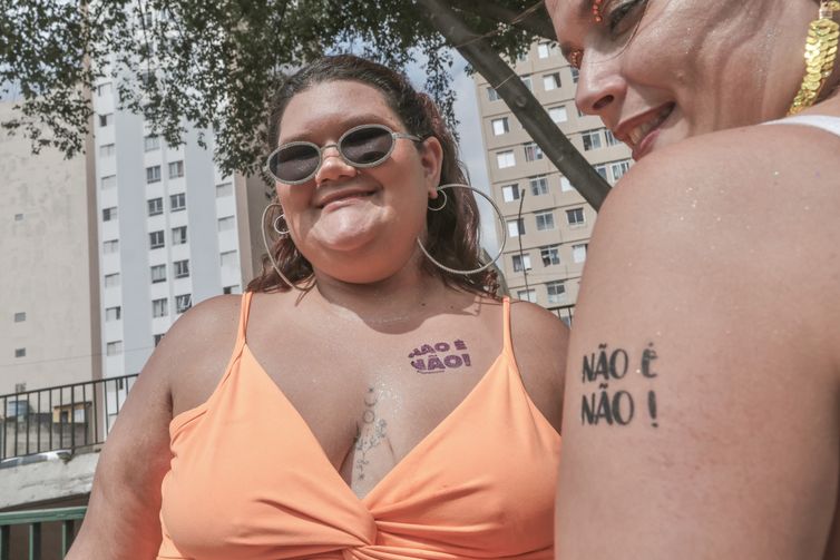 São Paulo (SP), 14/02/2026 - A foliona Cris fala com Agência Brasil durante desfile do Bloco. G Treme Mon Amour, no bairro da Bela Vista.    Foto: Paulo Pinto/Agência Brasil