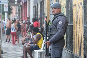 São Paulo (SP), 14/02/2026 - Policiamento durante passagem do Desfile do Bloco. G Treme Mon Amour, no bairro da Bela Vista.    Foto: Paulo Pinto/Agência Brasil