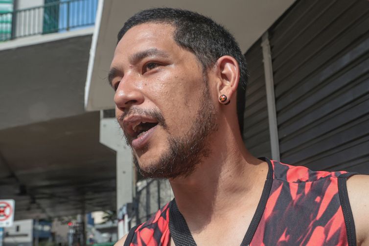 São Paulo (SP), 14/02/2026 - Kim Maruiama fala com Agência Brasil durante desfile do Bloco. G Treme Mon Amour, no bairro da Bela Vista.    Foto: Paulo Pinto/Agência Brasil