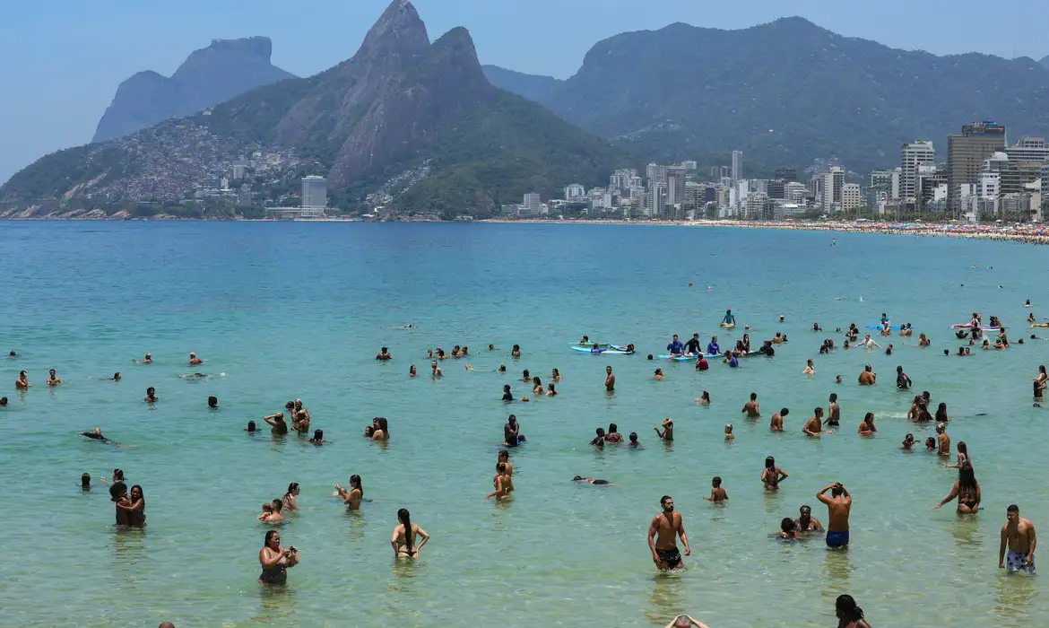 Rio de Janeiro (RJ), 26/12/2025 – Cariocas e turistas vão à praia em dia de forte calor no Rio de Janeiro. Foto: Tomaz Silva/Agência Brasil