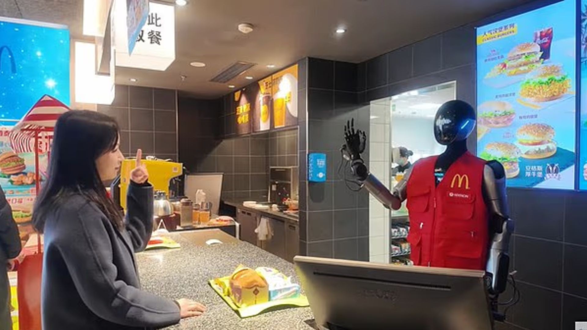 video:-robos-servem-refeicoes-em-unidade-do-mcdonald’s-na-china