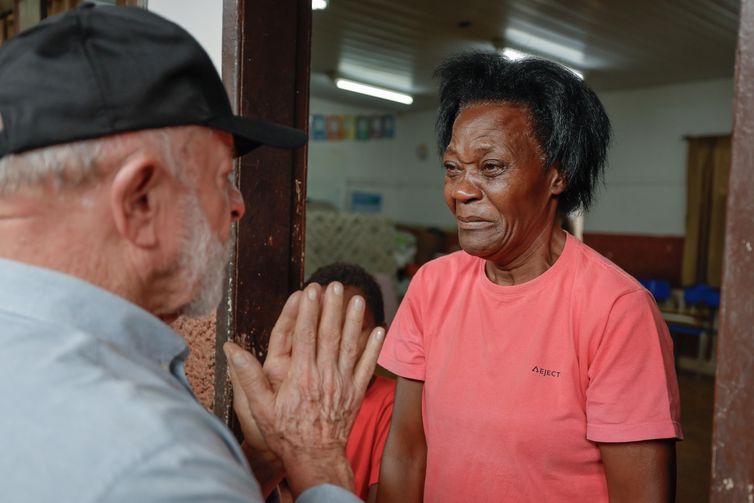 28.02.2026 - Presidente da Republica Luiz Inacio Lula da Silva durante visita ao centro de acolhimento provisório de desabrigados, nas instalações da Escola Municipal Vereador Raymundo Hargreaves.  Bom Jardim, Juiz de Fora-MG.    Foto: Ricardo Stuckert / PR