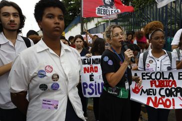 Rio de Janeiro (RJ), 10/03/2026 – A professora Priscila Bastos fala em protesto de estudantes do Colégio Pedro II contra assédio sexual e silêncio institucional em frente à reitoria, em São Cristóvão, após caso de estupro coletivo envolvendo alunos. Foto: Fernando Frazão/Agência Brasil