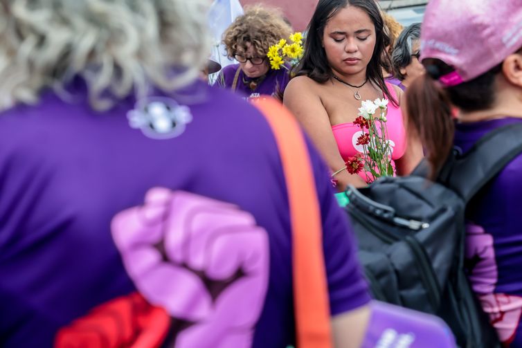Paulo Pinto/Agência Brasil Sao Paulo (SP)-01/03/2026. Um ato no domingo em memória de Tainara Souza Santos, de 31 anos, que morreu após ser atropelada e arrastada pelo ex-companheiro em São Paulo, irá marcar o início das mobilizações pelo Dia Internacional das Mulheres. Organizado pelo Ministério das Mulheres, o local escolhido para o ato é a Marginal Tietê, na zona norte da cidade de São Paulo, onde Tainara foi agredida, atropelada pelo ex-companheiro Douglas Alves da Silva e arrastada por mais de 1 quilômetro ao ficar presa ao carro dele, em 29 de novembro do ano passado. O ato contou com a presença das ministras Márcia Lopes, Marina Silva , Sônia Guajajara e do Ministro Paulo Teixeira e a mãe Luciane ( mãe da vítima Taynara). Foto: Paulo Pinto/Agência Brasil