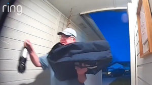 cliente-se-comove-com-ato-de-entregador-de-pizzas-de-69-anos,-cria-vaquinha-online-e-arrecada-r$-144-mil