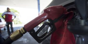 com-nova-alta-mundial-do-petroleo,-governo-mantem-desconto-na-gasolina