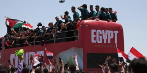 jogadores-do-egito-sao-recebidos-como-herois-apos-atuacao-na-copa