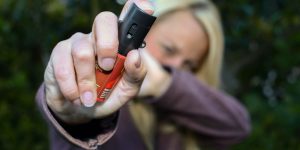 mulheres-podem-comprar-e-usar-spray-de-pimenta-para-defesa-pessoal