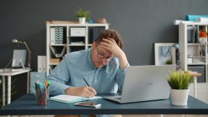 falta-de-reconhecimento-nas-empresas-aumenta-burnout-e-favorece-pedidos-de-demissao,-aponta-pesquisa