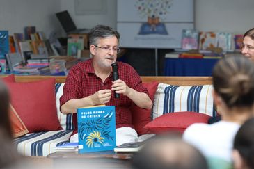 Rovena Rosa/Agência Brasil Paraty (RJ), 23/07/2026 - O professor da Universidade de São Paulo - USP, Augusto Massi, participa do lançamento do livro infantil Pelos olhos de Orides, que reúne poemas da poeta Orides Fontela selecionados por Augusto Massi, com ilustrações de Cynthia Cruttenden, na Casa da Árvore durante a programação da 24ª Festa Literária Internacional de Paraty - Flip. Foto: Rovena Rosa/Agência Brasil