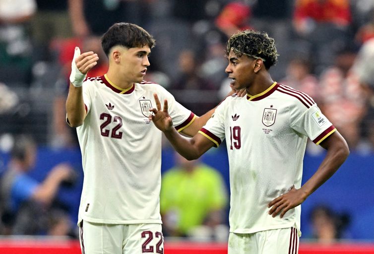 Reuters/MARIA LYSAKER/Arquivo/Proibida reprodução Soccer Football - FIFA World Cup 2026 - Round of 16 - Portugal v Spain - Dallas Stadium, Arlington, Texas, U.S. - July 6, 2026 Spain's Pau Cubarsi and Lamine Yamal at the start of the second half IMAGN IMAGES via Reuters/Maria Lysaker