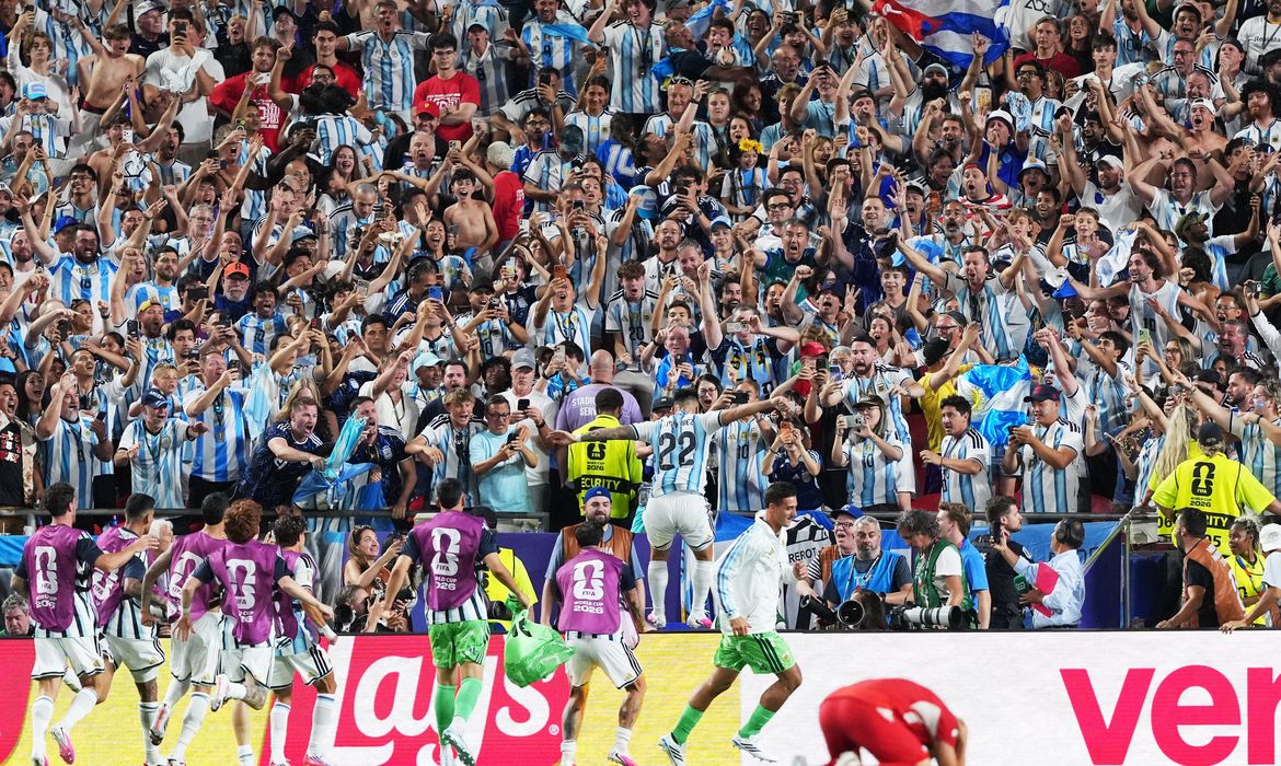 REUTERS/Agustin Marcarian/Proibida Reprodução Soccer Football - FIFA World Cup 2026 - Quarter Final - Argentina v Switzerland - Kansas City Stadium, Kansas City, Missouri, U.S. - July 11, 2026 Argentina's Lautaro Martinez jumps into the stands after he scored their third goal IMAGN IMAGES via Reuters/Jay Biggerstaff/Proibida Reprodução