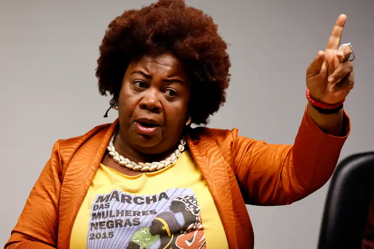 Tânia Rêgo/Agência Brasil Rio de Janeiro (RJ), 16/06/2026 - Clatia Vieira, liderança negra, fala durante encontro com lideranças do movimento negro que organizam a Marcha das Mulheres Negras do Rio de Janeiro que tera como tema